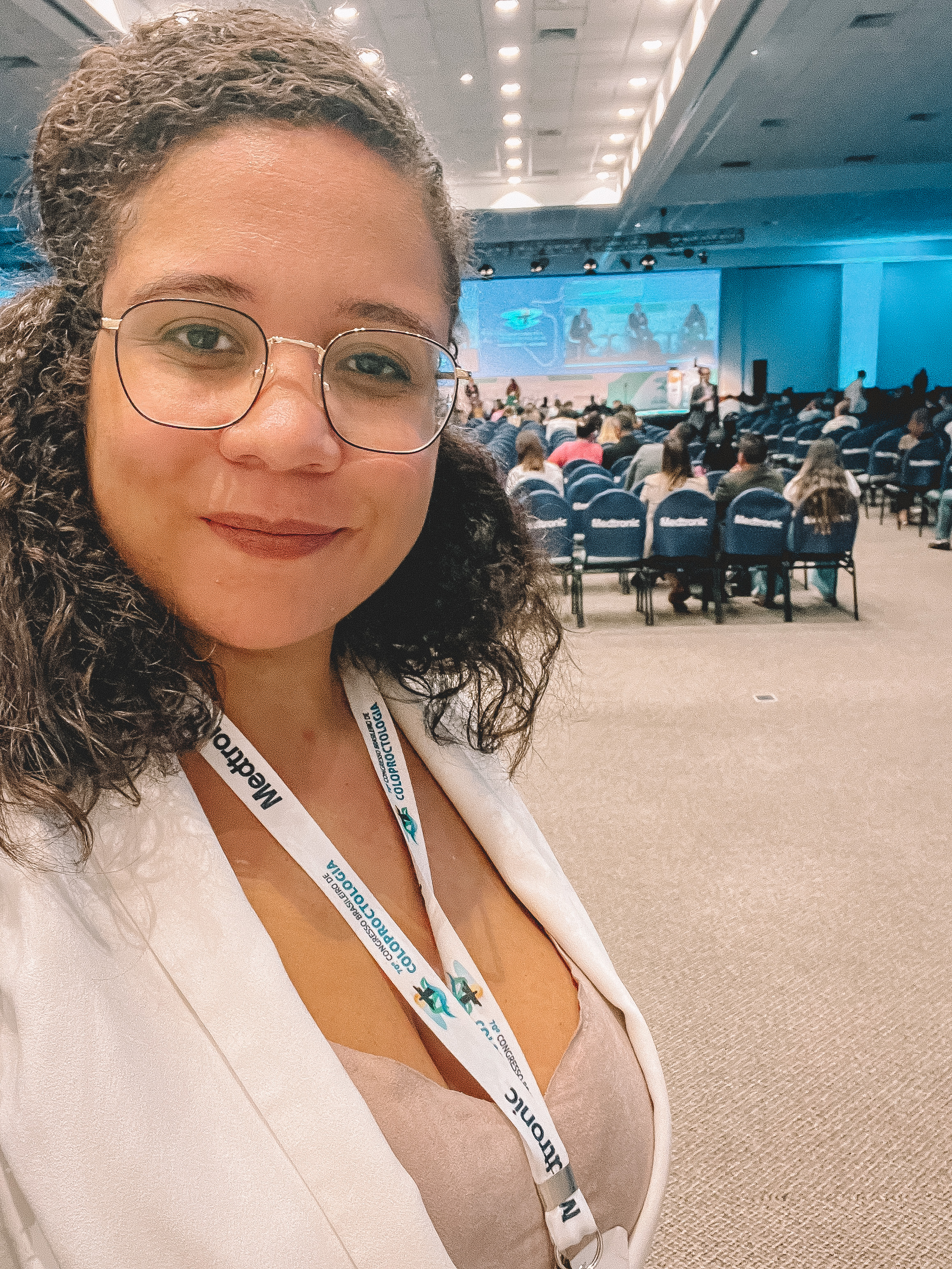 Dra. Raquel em auditório de encontro científico de coloproctologia