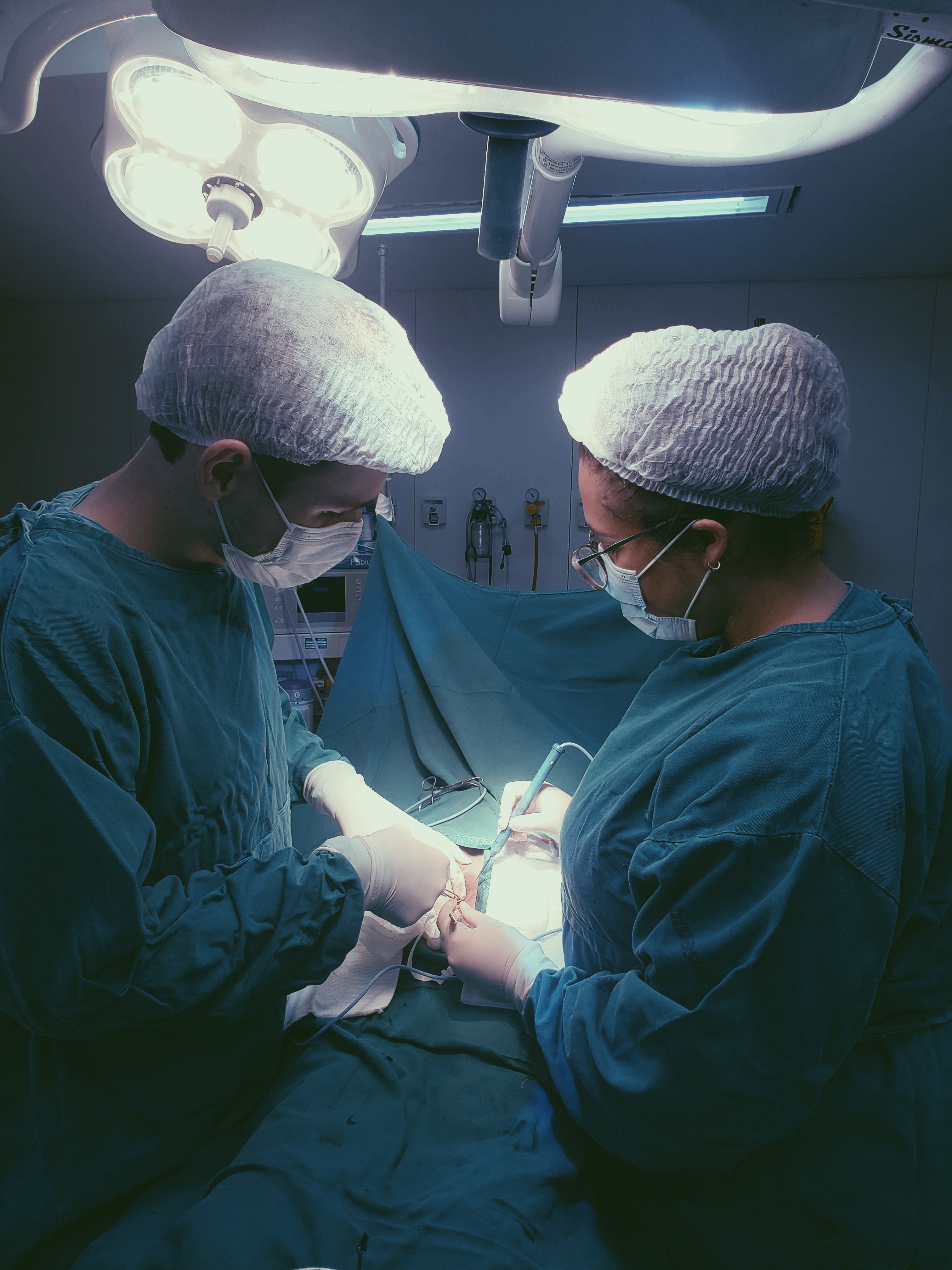 Equipe médica em ambiente cirúrgico durante procedimento