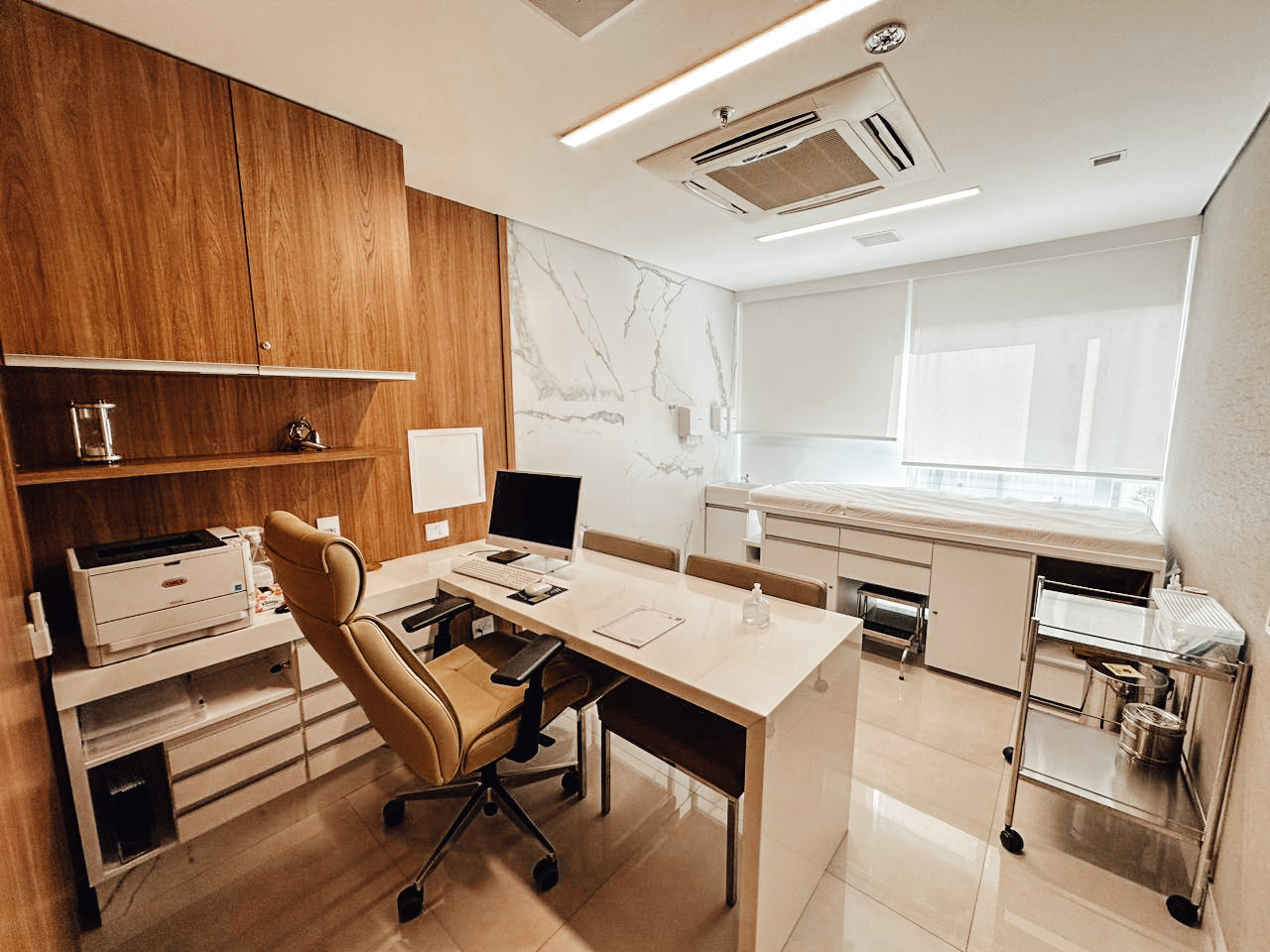 Ambiente de consulta com mesa, cadeiras e iluminação natural
