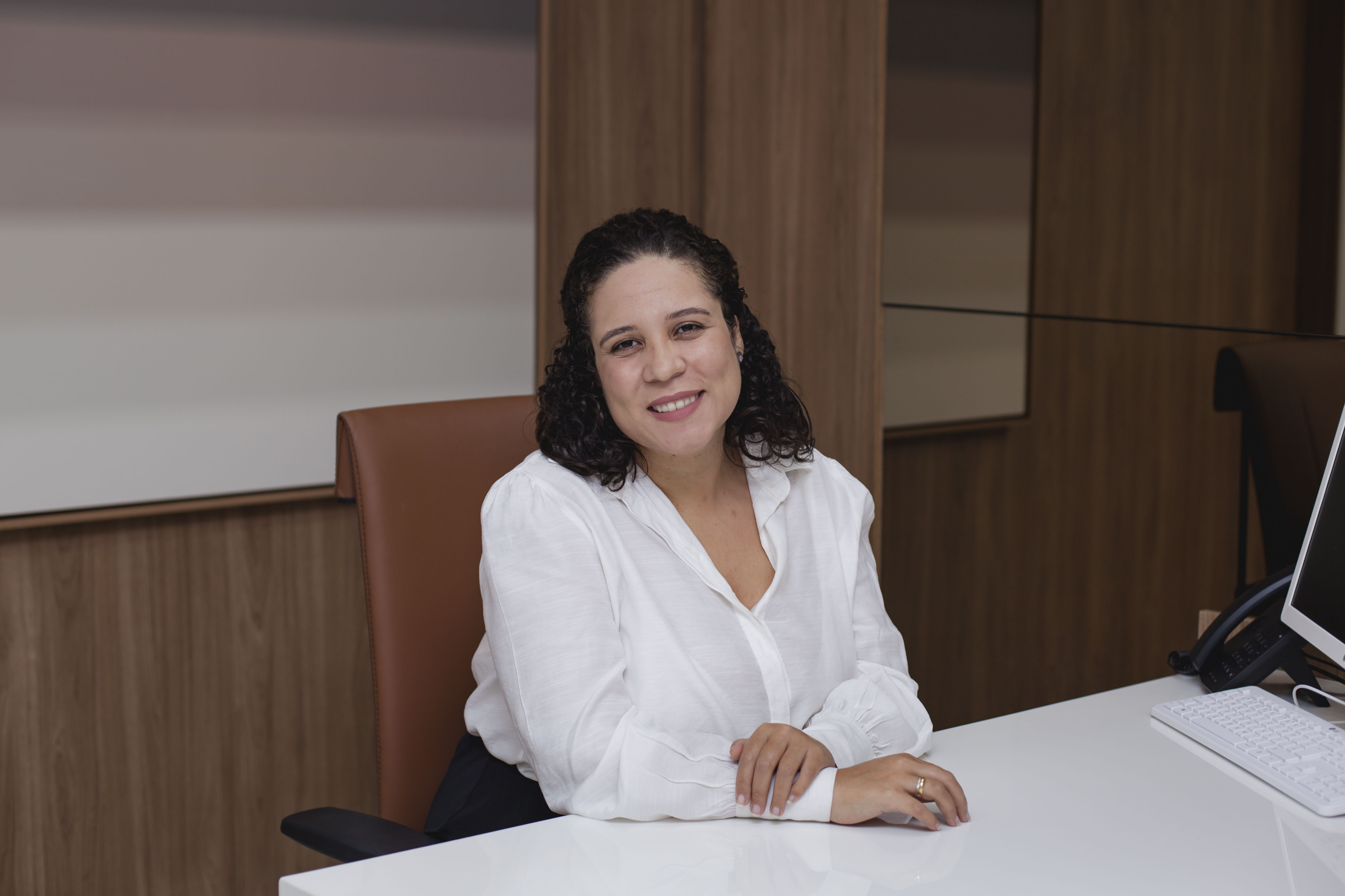 Dra. Raquel Nogueira em seu consultório